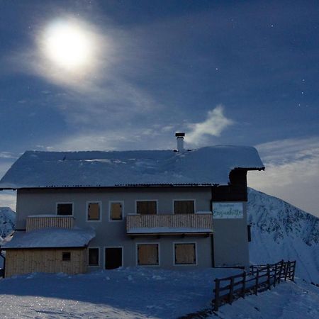 Enzianhuette Berggasthaus Sankt Leonhard in Passeier Buitenkant foto