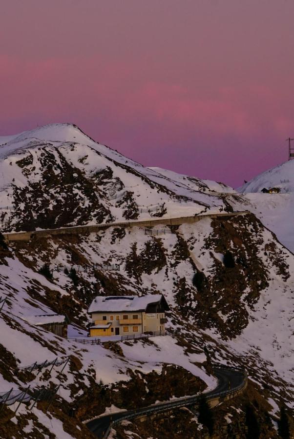 Enzianhuette Berggasthaus Sankt Leonhard in Passeier Buitenkant foto