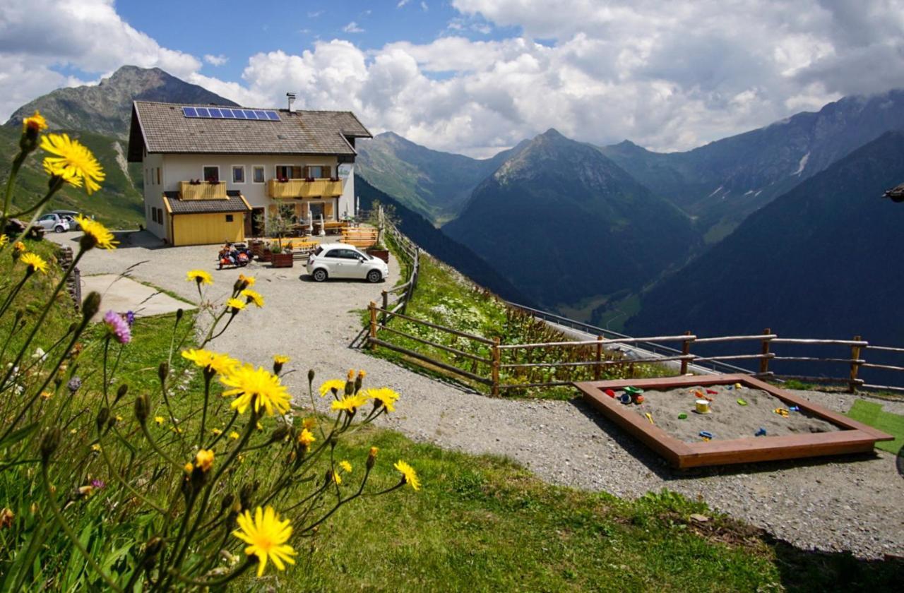 Enzianhuette Berggasthaus Sankt Leonhard in Passeier Buitenkant foto