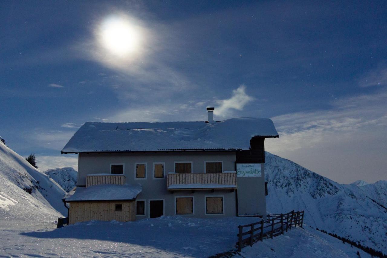 Enzianhuette Berggasthaus Sankt Leonhard in Passeier Buitenkant foto
