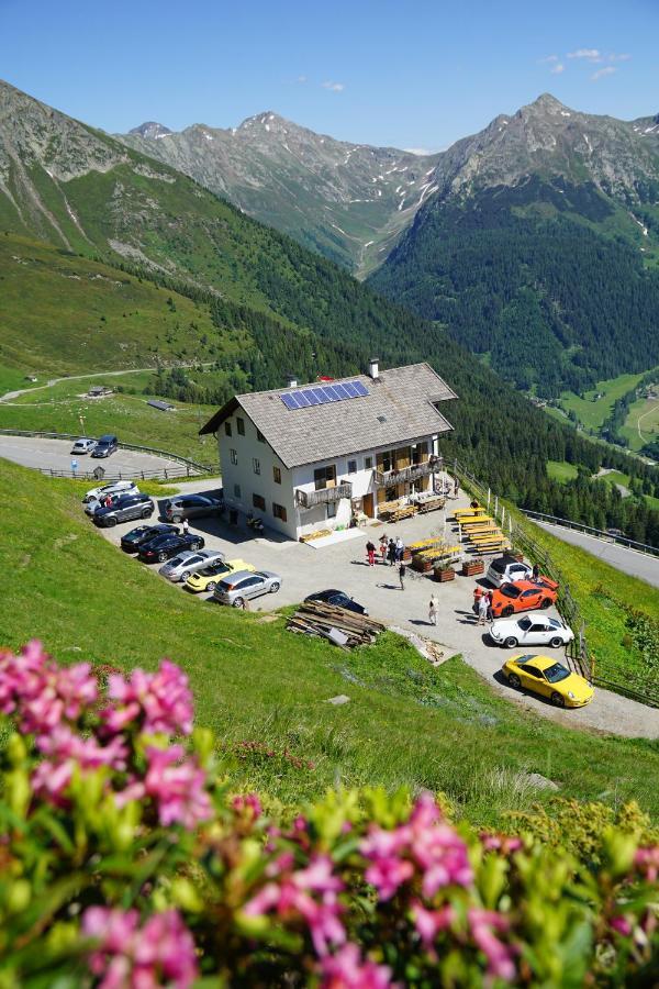 Enzianhuette Berggasthaus Sankt Leonhard in Passeier Buitenkant foto