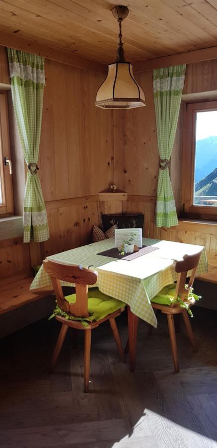 Enzianhuette Berggasthaus Sankt Leonhard in Passeier Buitenkant foto